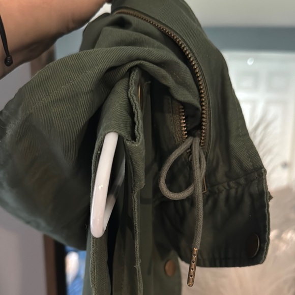 Green Quilted Utility Vest for Versatile Layering - Picture 8 of 8